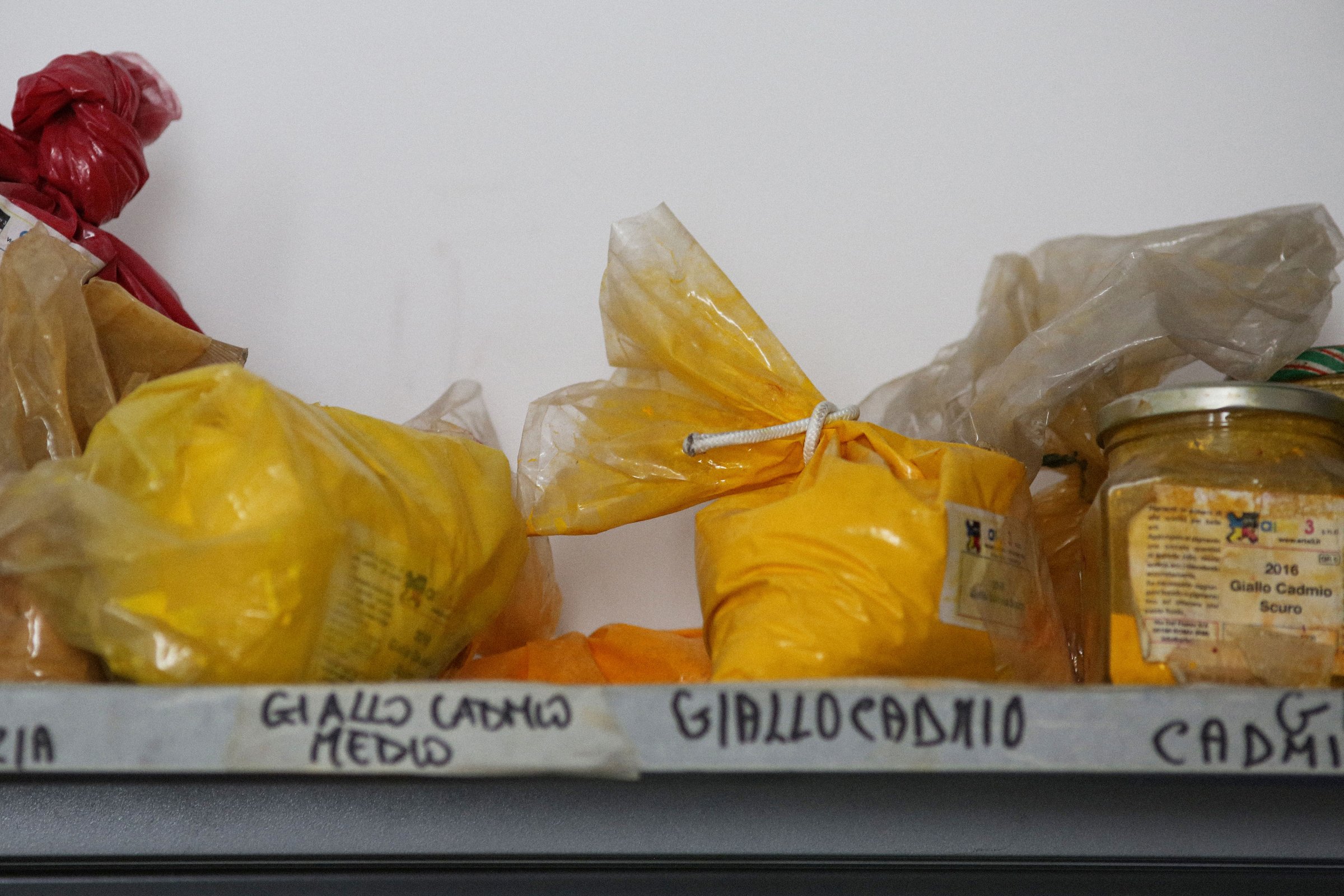 Pigmenti giallo cadmio nello studio
