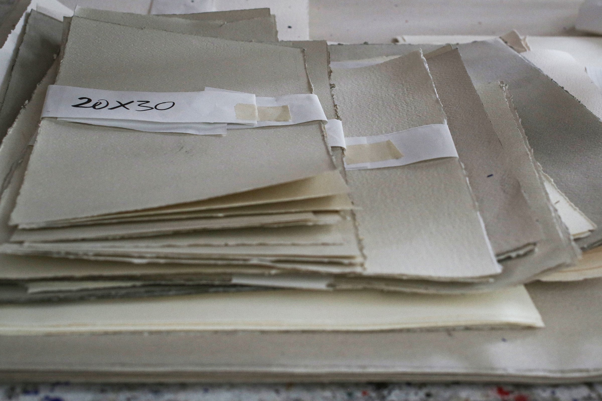 Pila di carte nello studio