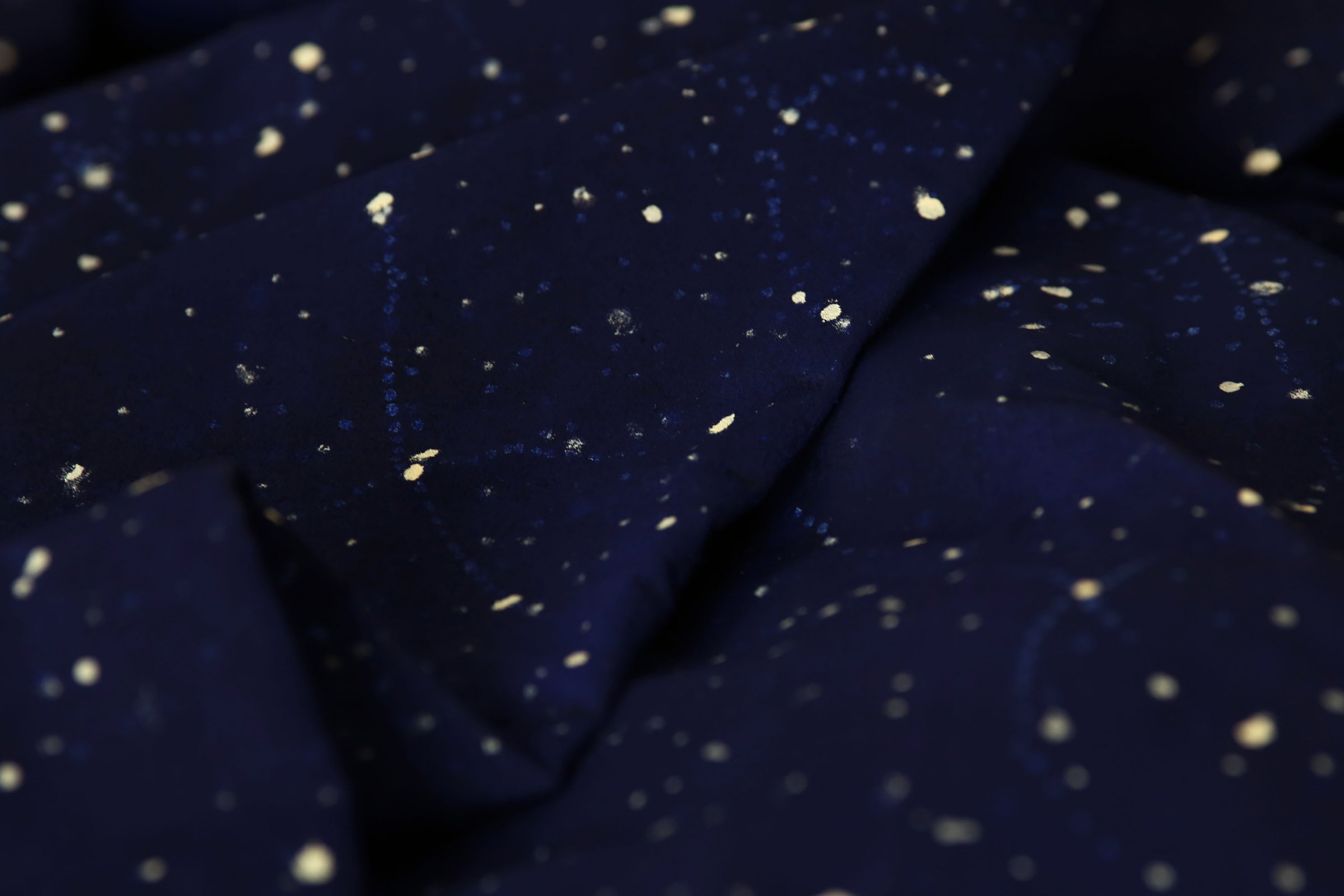 Tessuto blu punteggiato come un cielo