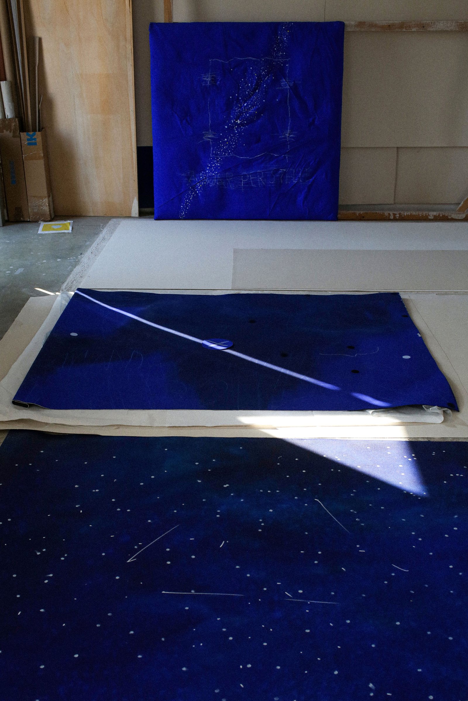 Tele blu notturne nello studio