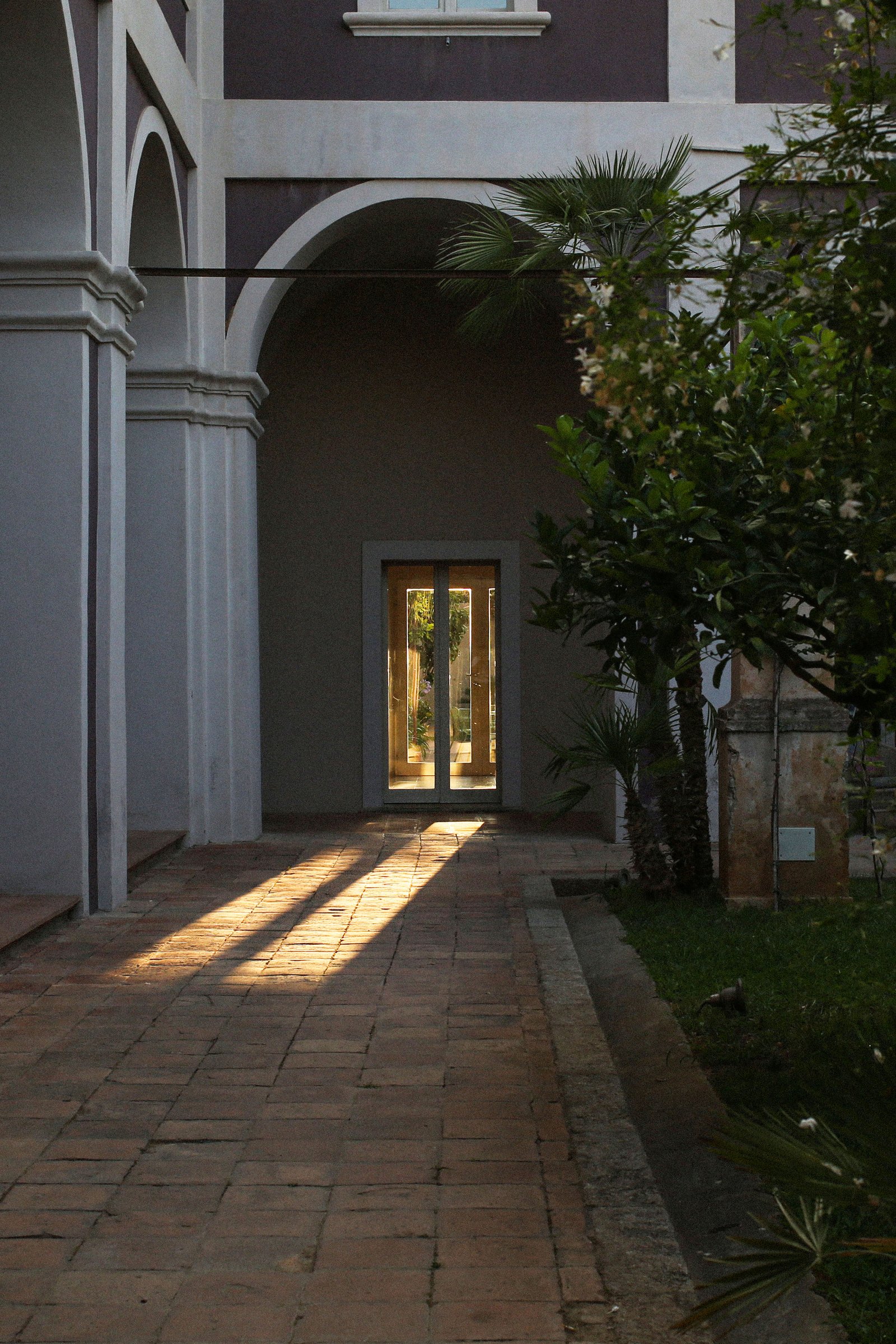 Luce in un passaggio ad arco